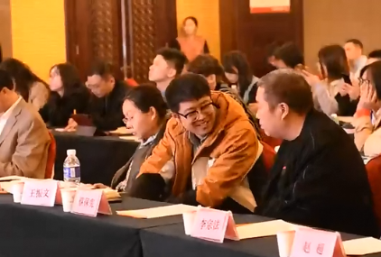 蔡总在台上和嘉宾亲切交流