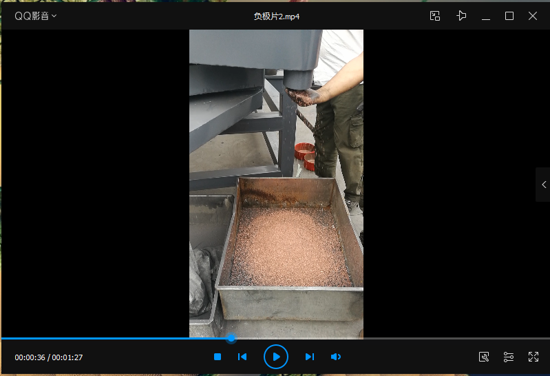 电池负极片破碎回收现场